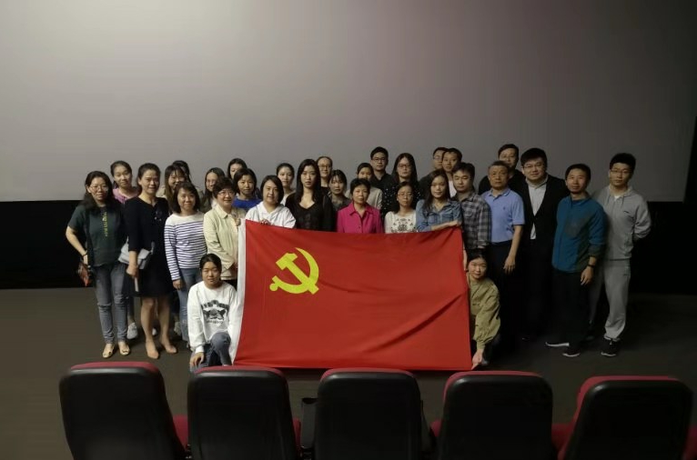 观看电影.jpg
