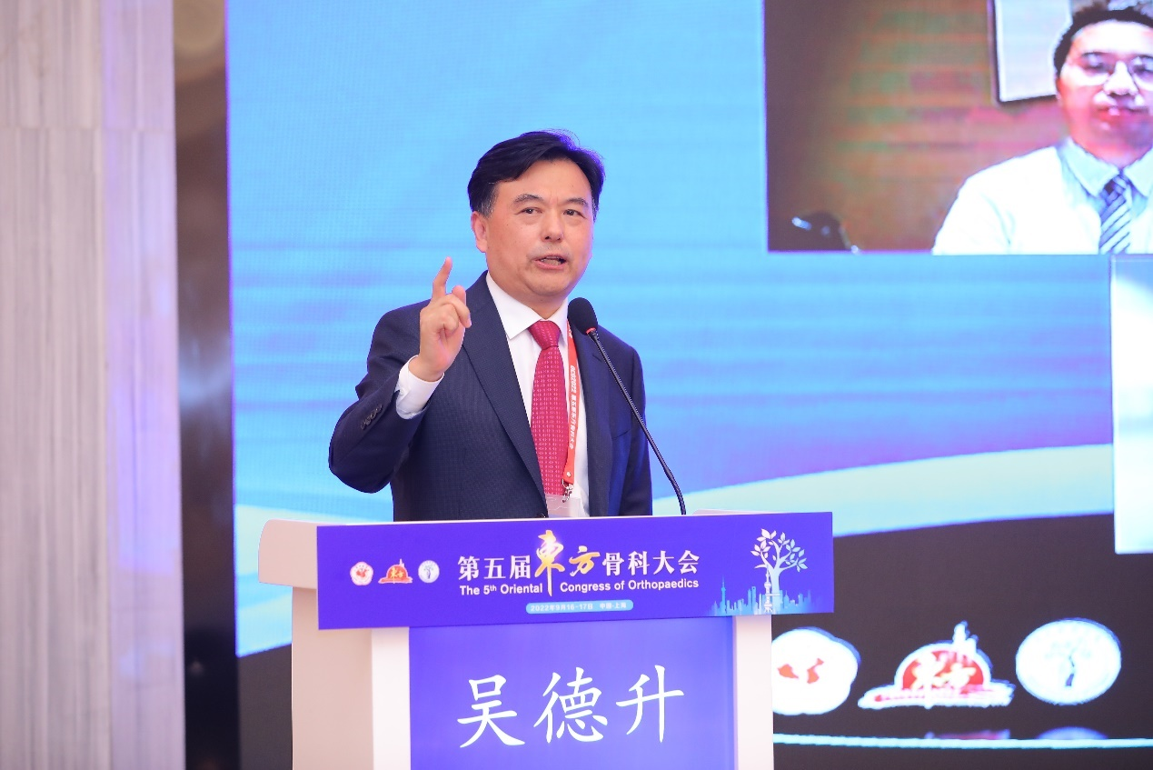 图片14 第二天（9.17）的大会依然精彩纷呈，脊柱外科论坛主席吴德升教授进行开幕致辞。.png