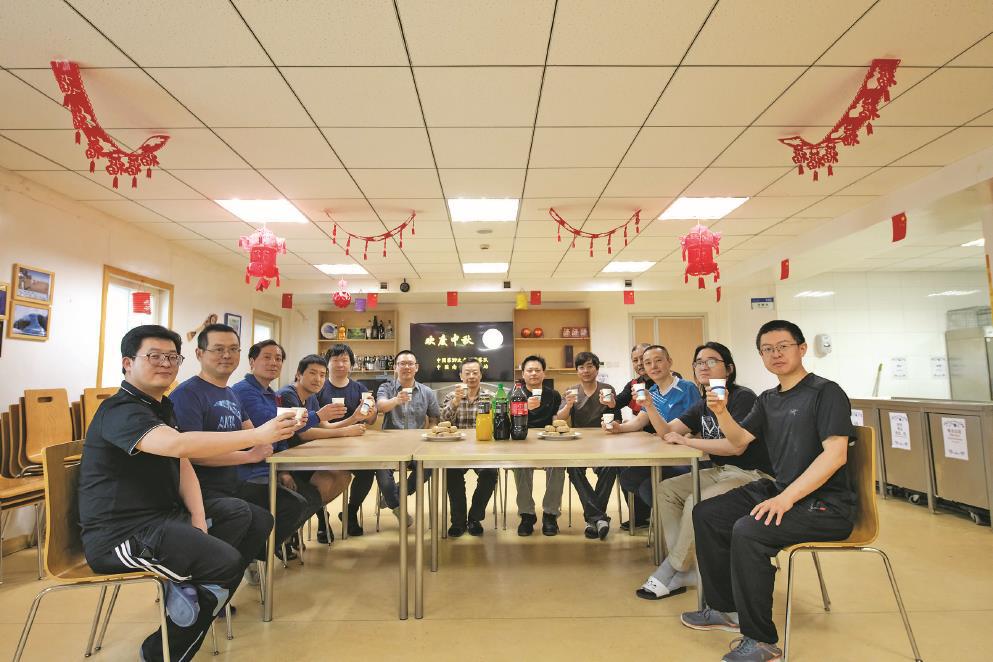 09.29 文汇报 南极援外医生.jpg